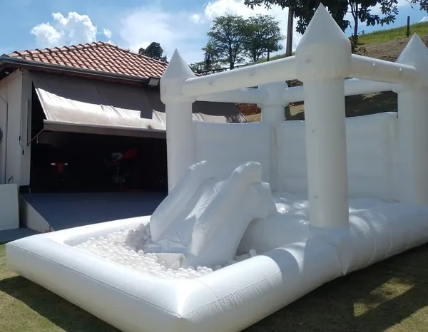 Foto do brinquedo Castelo Branco de Luxo com Piscina de Bolinhas