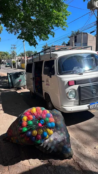 Kombi da frota Festa Top carregada para uma entrega